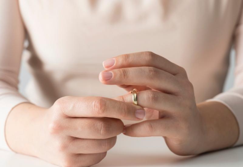 Zašto žene skidaju vjenčani prsten?